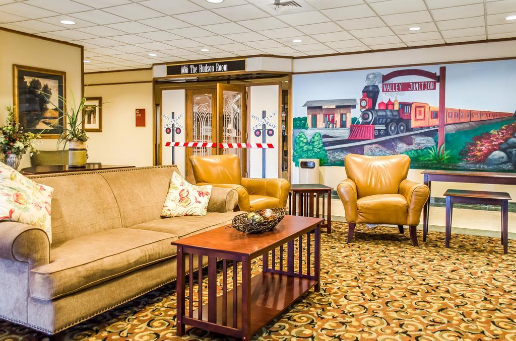 Norwood Inn Hudson Extérieur photo
