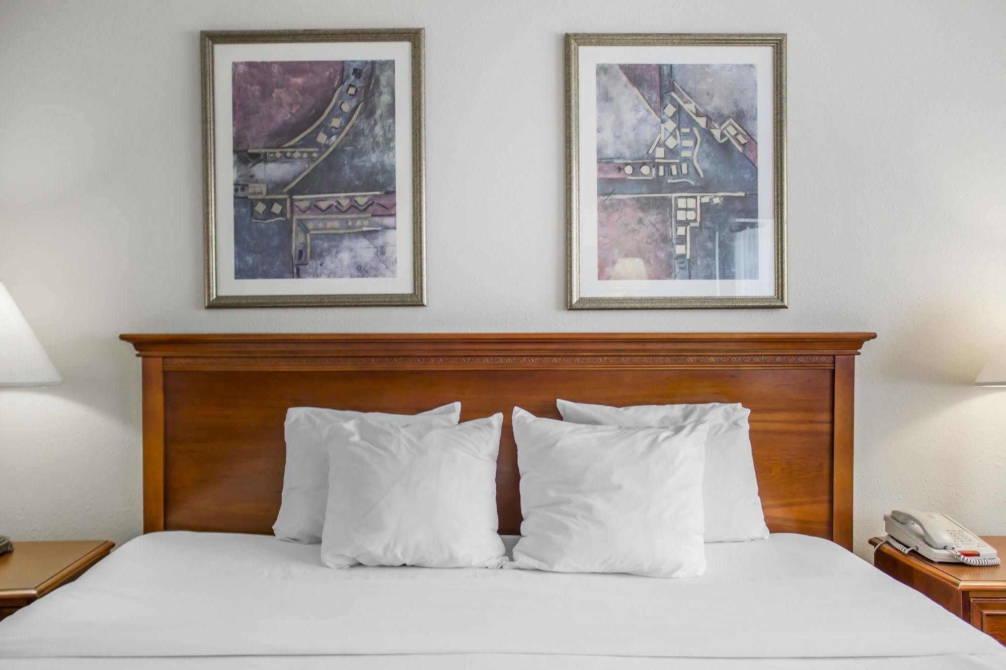 Norwood Inn Hudson Extérieur photo