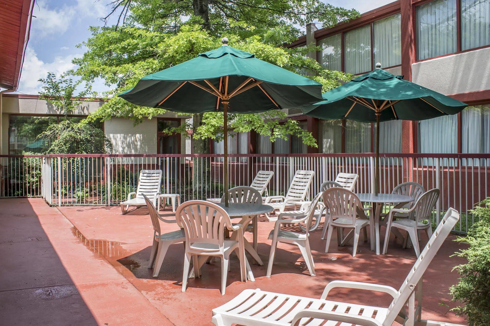 Norwood Inn Hudson Extérieur photo