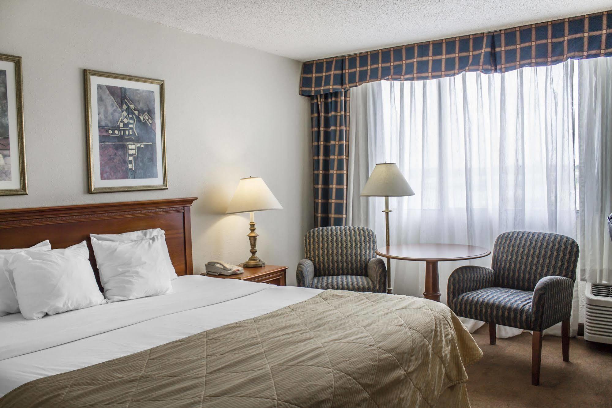 Norwood Inn Hudson Extérieur photo